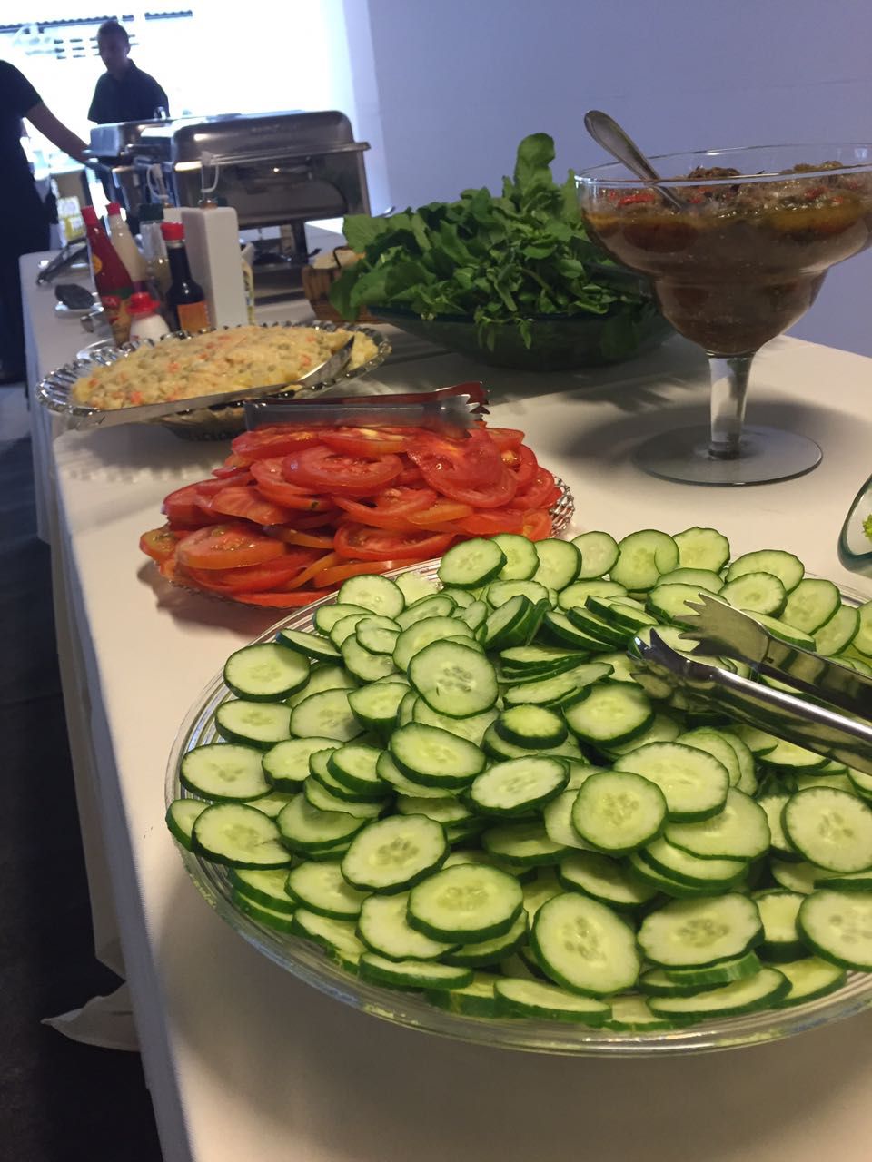 Saladas frescas com pepinos, tomates e rúcula